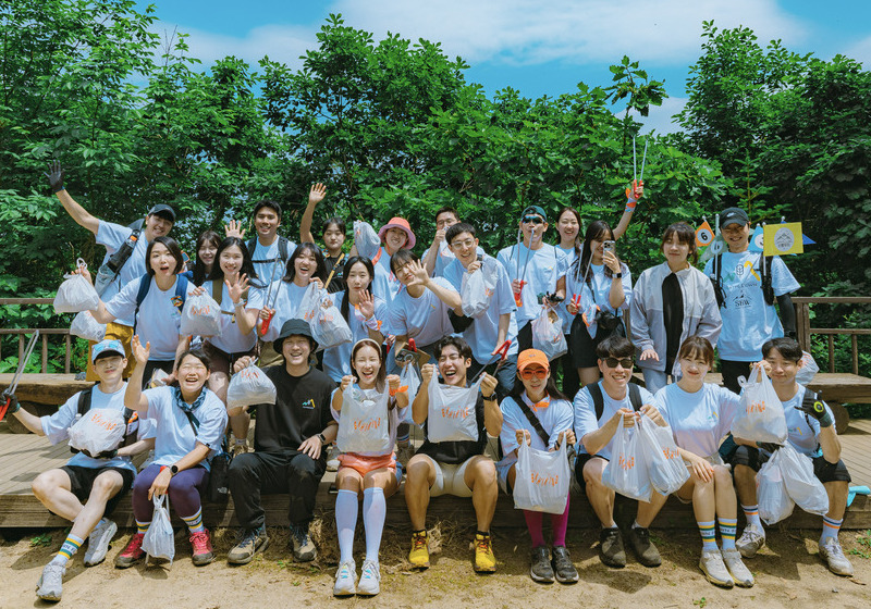 서울 등산하며 깨끗한 물을 기부하는 플로깅 하이킹